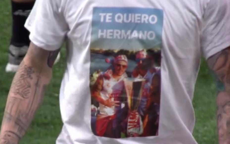 Alberto Moreno recuerda a Reyes con una camiseta: "Te quiero, hermano" Alberto Moreno recuerda a Reyes con una camiseta: "Te quiero, hermano"