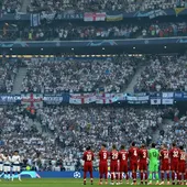 Jugadores de Tottenham y Liverpool rinden homenaje a Reyes en la final Jugadores de Tottenham y Liverpool rinden homenaje a Reyes en la final