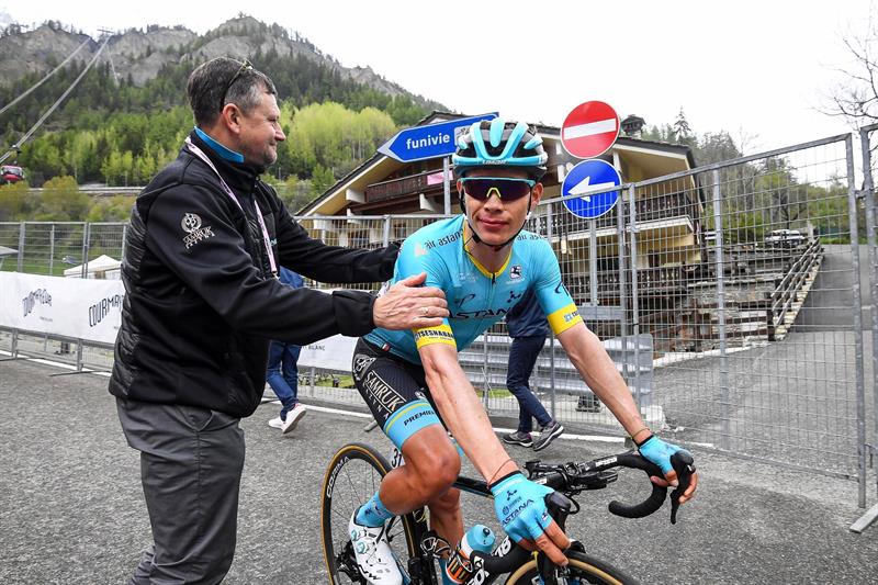 El ciclista Miguel Ángel López golpea a un espectador que le tiró al suelo en plena carrera del Giro El ciclista Miguel Ángel López golpea a un espectador que le tiró al suelo en plena carrera del Giro