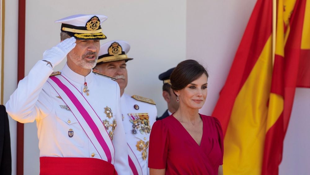 Los Reyes presiden el desfile del Día de las Fuerzas Armadas en Sevilla