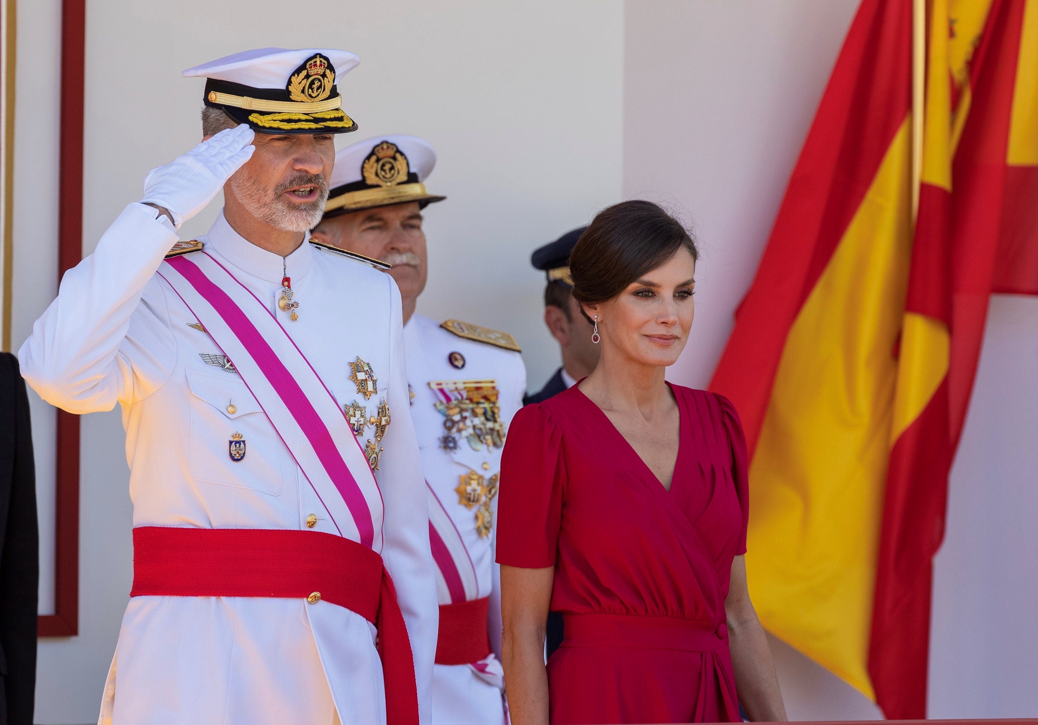 Captan el gesto de descontento de Felipe VI por el mal izado de la bandera durante el desfile del Día de las Fuerzas Armadas Captan el gesto de descontento de Felipe VI por el mal izado de la bandera durante el desfile del Día de las Fuerzas Armadas