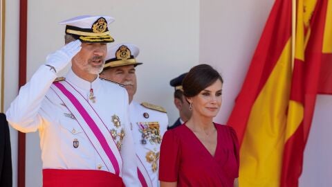 Los Reyes presiden el desfile del D&iacute;a de las Fuerzas Armadas en Sevilla