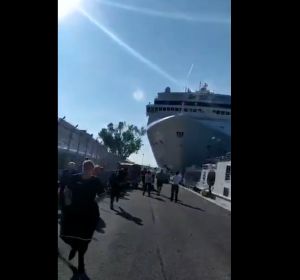 Un crucero chocando contra un barco turístico en Venecia Un crucero chocando contra un barco turístico en Venecia