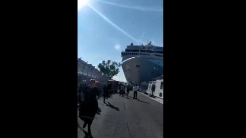 Un crucero chocando contra un barco tur&iacute;stico en Venecia