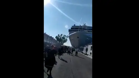 Un crucero chocando contra un barco turístico en Venecia Un crucero chocando contra un barco turístico en Venecia