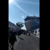 Un crucero chocando contra un barco turístico en Venecia