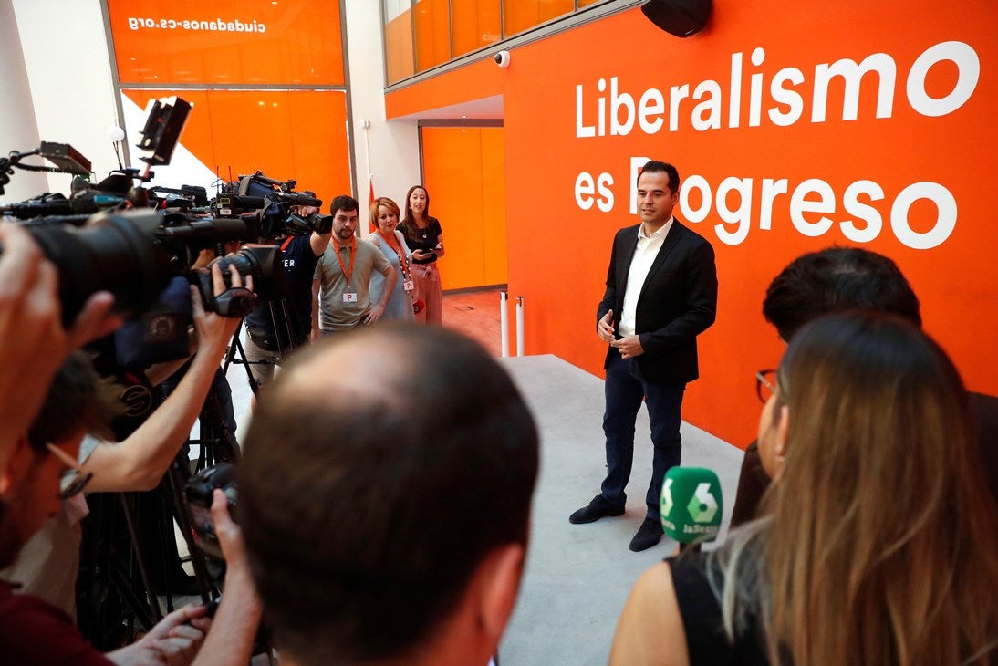 Aguado insiste en que solo negociará con el PP aunque hablará con todos, incluido Vox Aguado insiste en que solo negociará con el PP aunque hablará con todos, incluido Vox