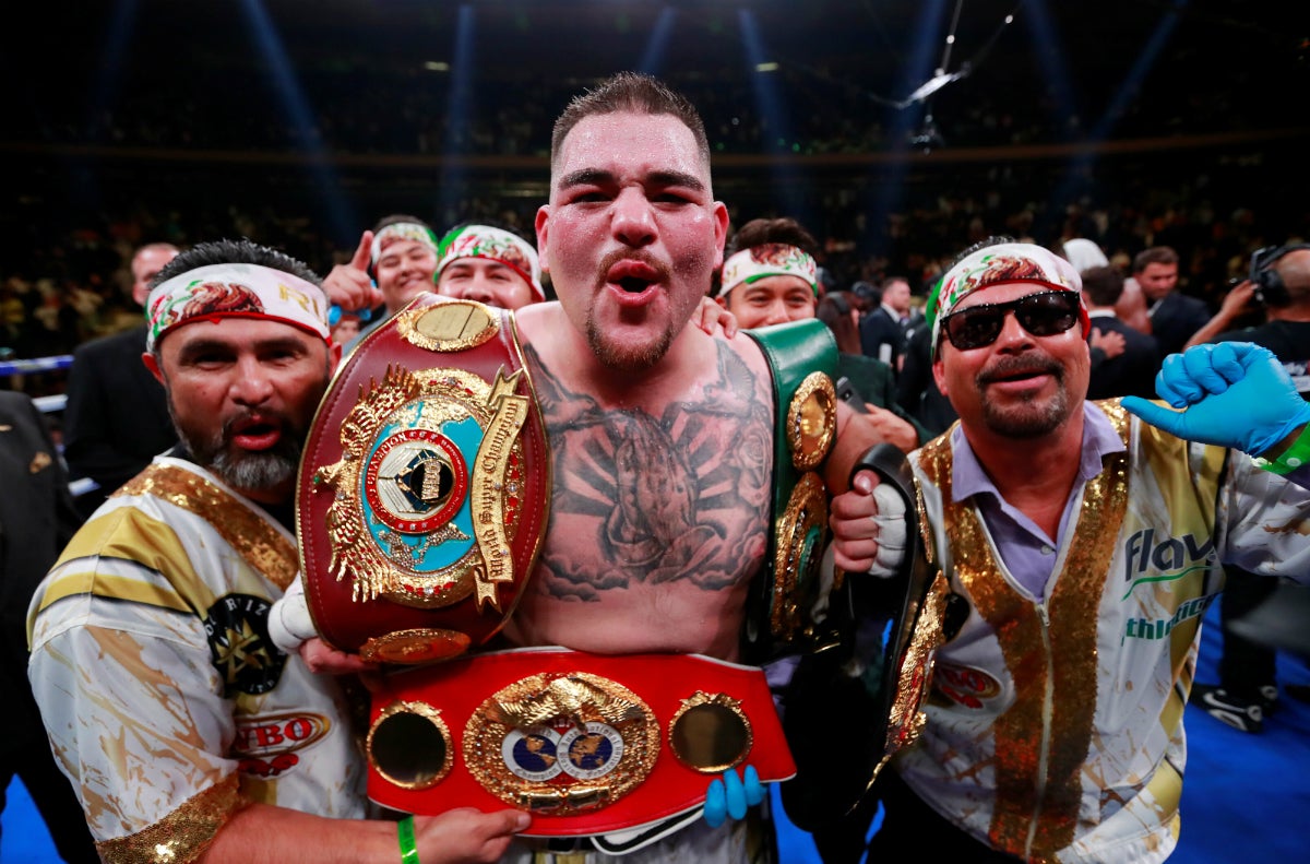 Sorpresón de Anthony Ruiz al tumbar cuatro veces a Joshua y llevarse sus tres cinturones de peso pesado Sorpresón de Anthony Ruiz al tumbar cuatro veces a Joshua y llevarse sus tres cinturones de peso pesado