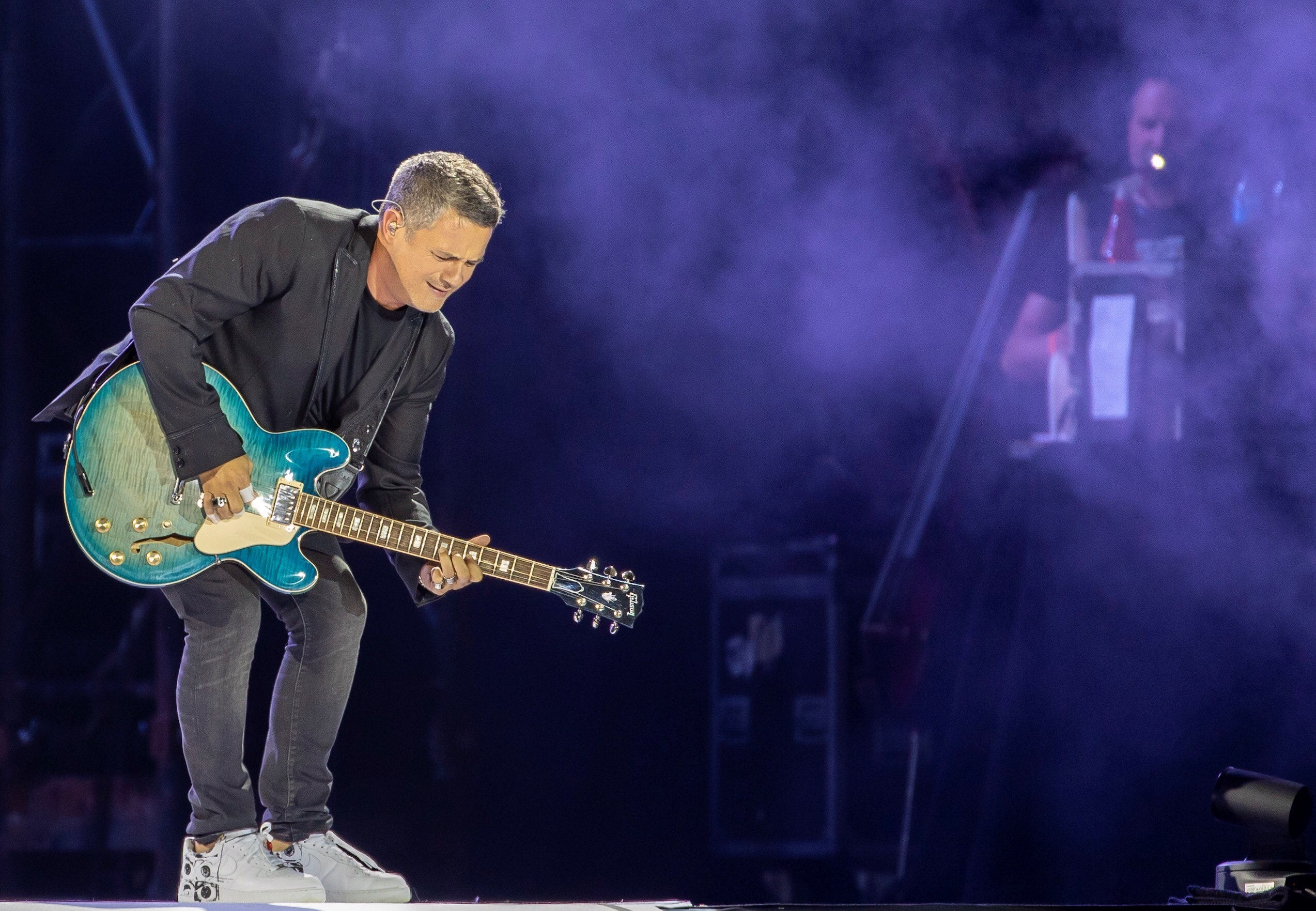 Alejandro Sanz dedica al futbolista José Antonio Reyes su concierto en Sevilla Alejandro Sanz dedica al futbolista José Antonio Reyes su concierto en Sevilla
