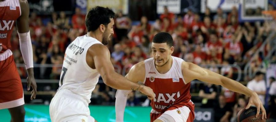 Facu Campazzo defiende ante un jugador del Manresa Facu Campazzo defiende ante un jugador del Manresa