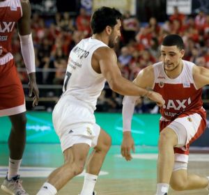 Facu Campazzo defiende ante un jugador del Manresa Facu Campazzo defiende ante un jugador del Manresa