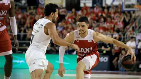 Facu Campazzo defiende ante un jugador del Manresa Facu Campazzo defiende ante un jugador del Manresa