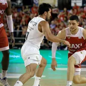 Facu Campazzo defiende ante un jugador del Manresa Facu Campazzo defiende ante un jugador del Manresa