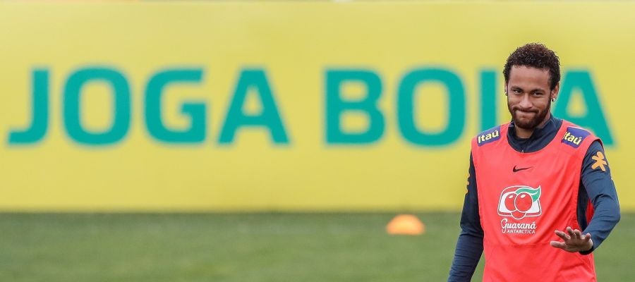 Neymar en un entrenamiento con Brasil Neymar en un entrenamiento con Brasil