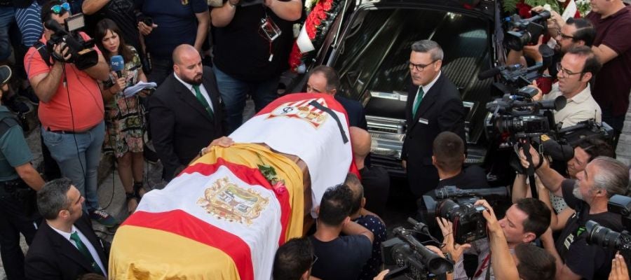Deportes Antena 3 (03-06-19) Una multitud de personas despide a José Antonio Reyes en un emotivo funeral en Utrera Deportes Antena 3 (03-06-19) Una multitud de personas despide a José Antonio Reyes en un emotivo funeral en Utrera
