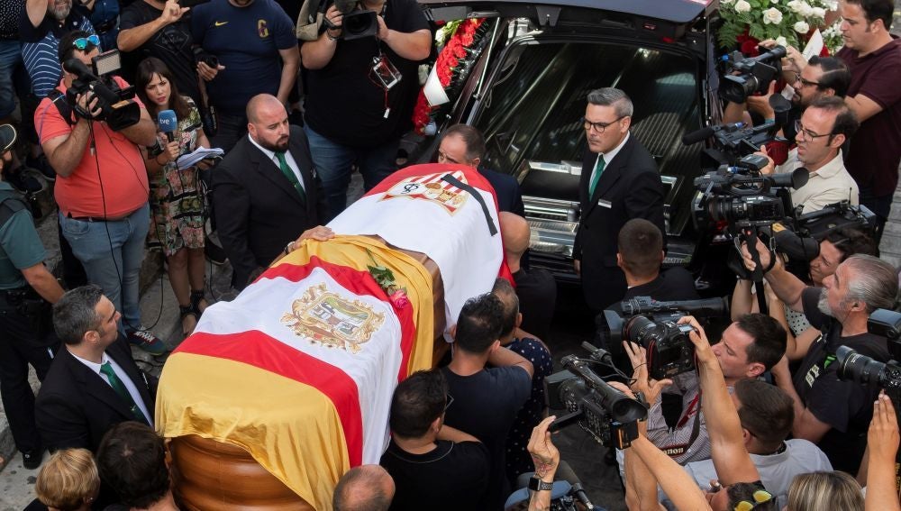 Deportes Antena 3 (03-06-19) Una multitud de personas despide a José Antonio Reyes en un emotivo funeral en Utrera