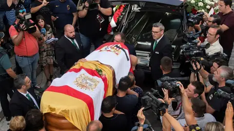 Deportes Antena 3 (03-06-19) Una multitud de personas despide a José Antonio Reyes en un emotivo funeral en Utrera Deportes Antena 3 (03-06-19) Una multitud de personas despide a José Antonio Reyes en un emotivo funeral en Utrera