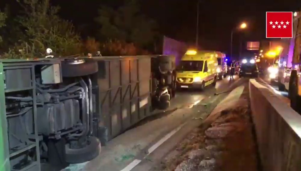 Al menos 20 heridos al volcar un autobús en la salida de A-1 en Madrid