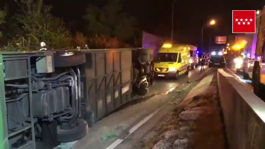 Heridas 20 personas al volcar un autobús en la salida de A-1 en Madrid Heridas 20 personas al volcar un autobús en la salida de A-1 en Madrid