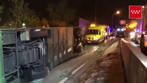 Al menos 20 heridos al volcar un autobús en la salida de A-1 en Madrid Al menos 20 heridos al volcar un autobús en la salida de A-1 en Madrid