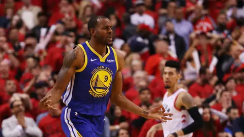 Iguodala celebra un triple con los Golden State Warriors Iguodala celebra un triple con los Golden State Warriors