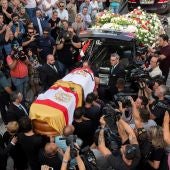 Familiares y amigos portan el féretro con los restos mortales del futbolista José Antonio Reyes