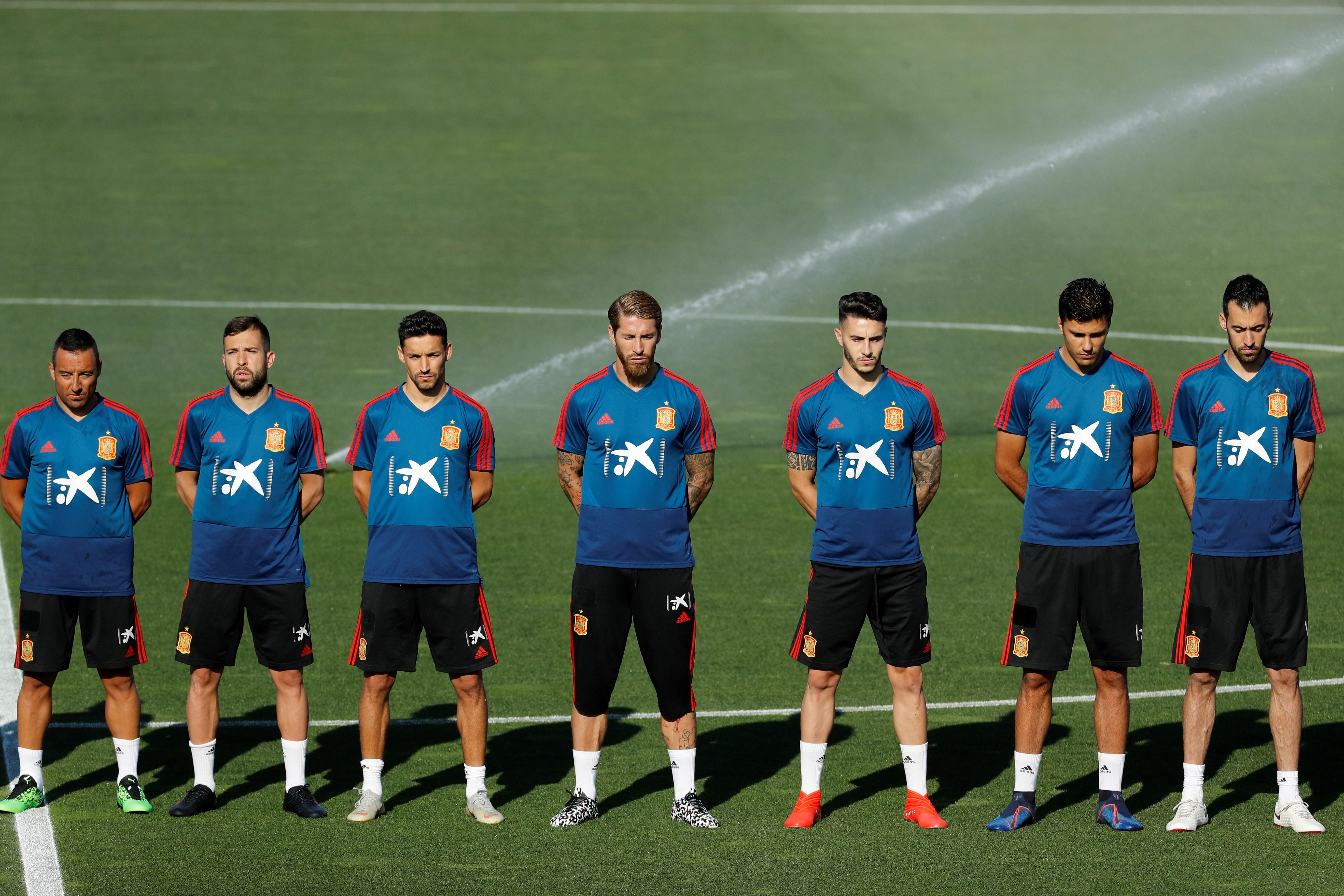 Emotivo minuto de silencio de los jugadores de la Selección en memoria de José Antonio Reyes Emotivo minuto de silencio de los jugadores de la Selección en memoria de José Antonio Reyes