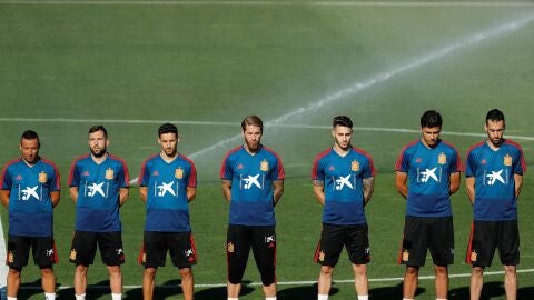Los jugadores de la Selecci&oacute;n guardan un minuto de silencio en memoria de Jos&eacute; Antonio Reyes