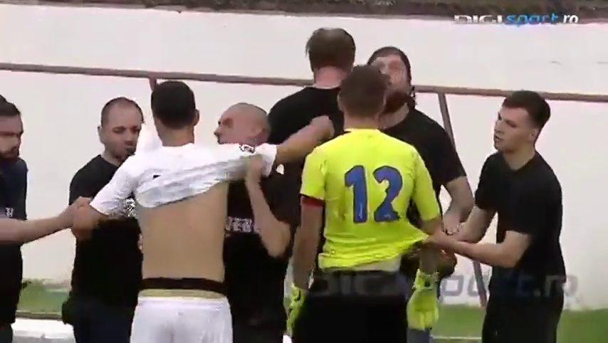 Lo nunca visto: los ultras del Steaua de Bucarest le quitan las camisetas a los jugadores... ¡por no subir a Tercera! Lo nunca visto: los ultras del Steaua de Bucarest le quitan las camisetas a los jugadores... ¡por no subir a Tercera!