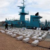Los fardos de cocaína incautados al pesquero con destino Galicia