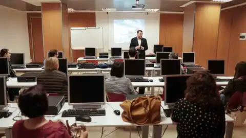 El regidor d´Economia Xavi Ochando ha donat la benvinguda als usuaris de la nova acceleradora d´ocupació. Aquest programa substitueix a la llançadora d´ocupació que es perllongarà fins el 26 de juny.