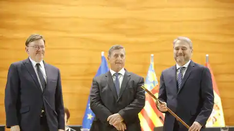 Juanjo Ruiz -primero por la derecha- con la vara de mando de la UMH de Elche. Juanjo Ruiz -primero por la derecha- con la vara de mando de la UMH de Elche.