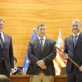 Juanjo Ruiz -primero por la derecha- con la vara de mando de la UMH de Elche.