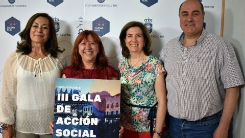 Matilde Hinojosa, con el cartel de la III Gala de Acci&oacute;n Social
