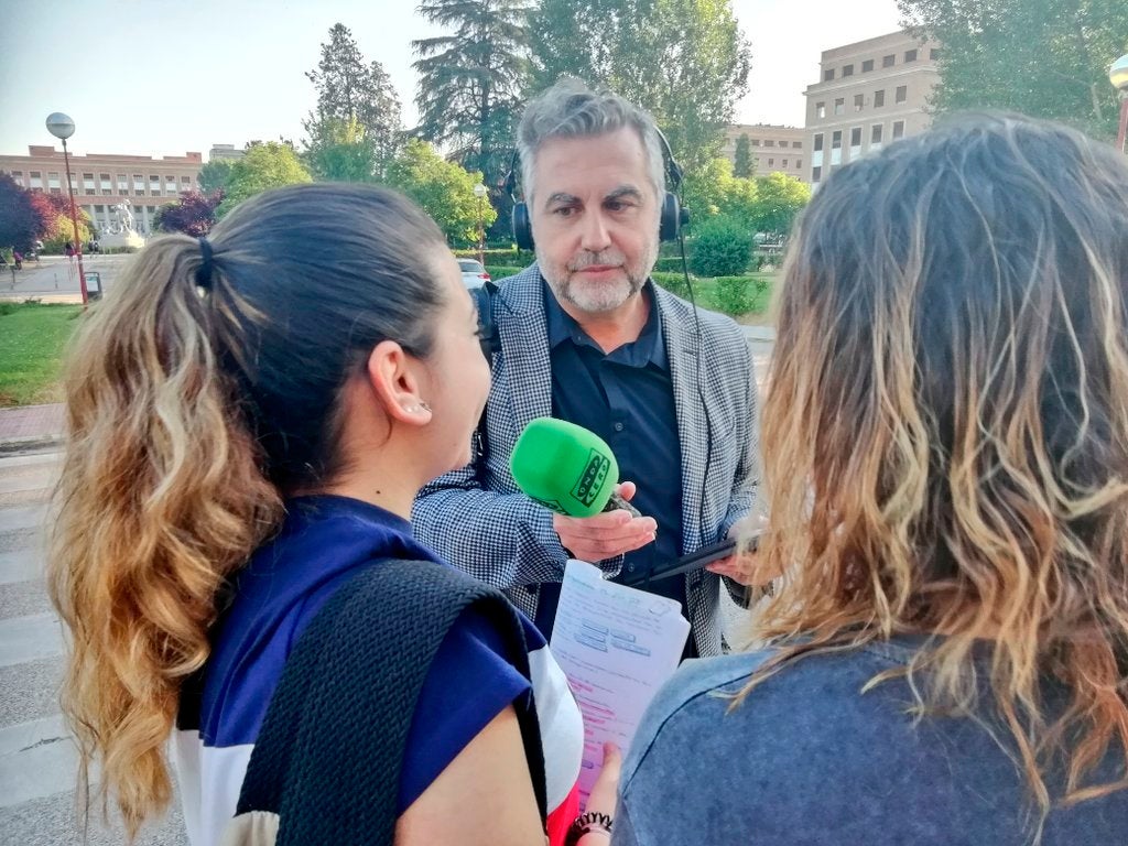 Los nervios de los estudiantes a la entrada del examen de la Selectividad: "Espero que no caiga nada de Isabel II" Los nervios de los estudiantes a la entrada del examen de la Selectividad: "Espero que no caiga nada de Isabel II"