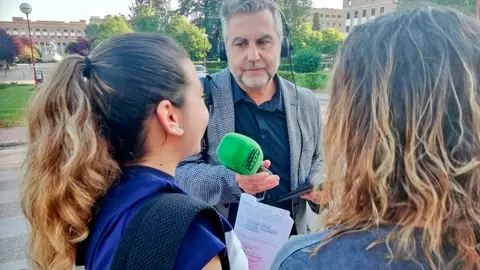 Estudiantes responden a las preguntas de Alsina antes de examinarse de la EBAU Estudiantes responden a las preguntas de Alsina antes de examinarse de la EBAU