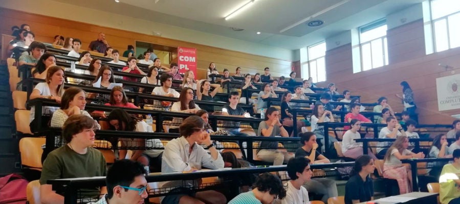 Alumnos haciendo la Selectividad Alumnos haciendo la Selectividad