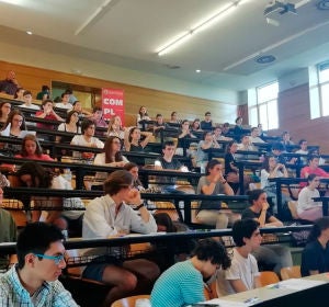 Alumnos haciendo la Selectividad Alumnos haciendo la Selectividad