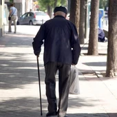 Un jubilado camina en una calle. Un jubilado camina en una calle.