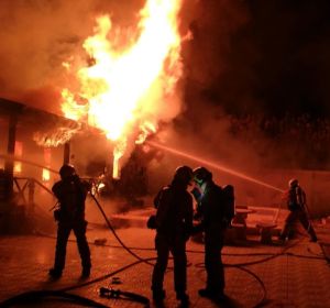 Bomberos en el incendio de dos casas prefabricadas en Elche. Bomberos en el incendio de dos casas prefabricadas en Elche.