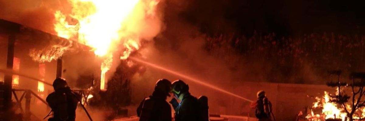 Bomberos en el incendio de dos casas prefabricadas en Elche. Bomberos en el incendio de dos casas prefabricadas en Elche.