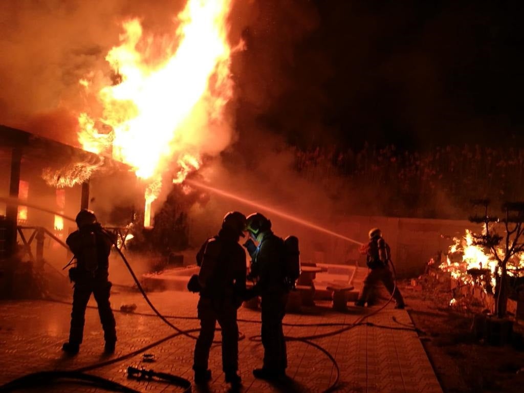 Un incendio calcina dos viviendas prefabricadas en la carretera que une Elche con Dolores Un incendio calcina dos viviendas prefabricadas en la carretera que une Elche con Dolores