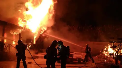 Bomberos en el incendio de dos casas prefabricadas en Elche. Bomberos en el incendio de dos casas prefabricadas en Elche.
