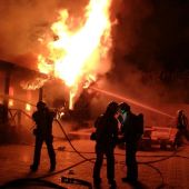 Bomberos en el incendio de dos casas prefabricadas en Elche.