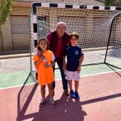 Pepe Díez Guilabert, director técnico del Club Balonmano Elche, junto a dos de sus nietos, Cristina y Guille.