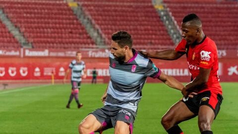 Jos&eacute; Antonio Puertas intenta mantener la posesi&oacute;n del bal&oacute;n