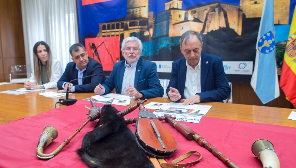 Rosendo na presentación da XXXIV Xuntanza internacional de Gaiteiros