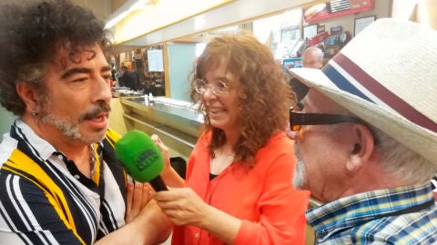 Agust&iacute;n Jim&eacute;nez y su padre, con Bego&ntilde;a G&oacute;mez de la Fuente