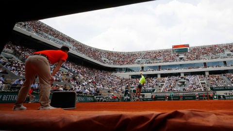 Nadal ejecuta un saque en Roland Garros
