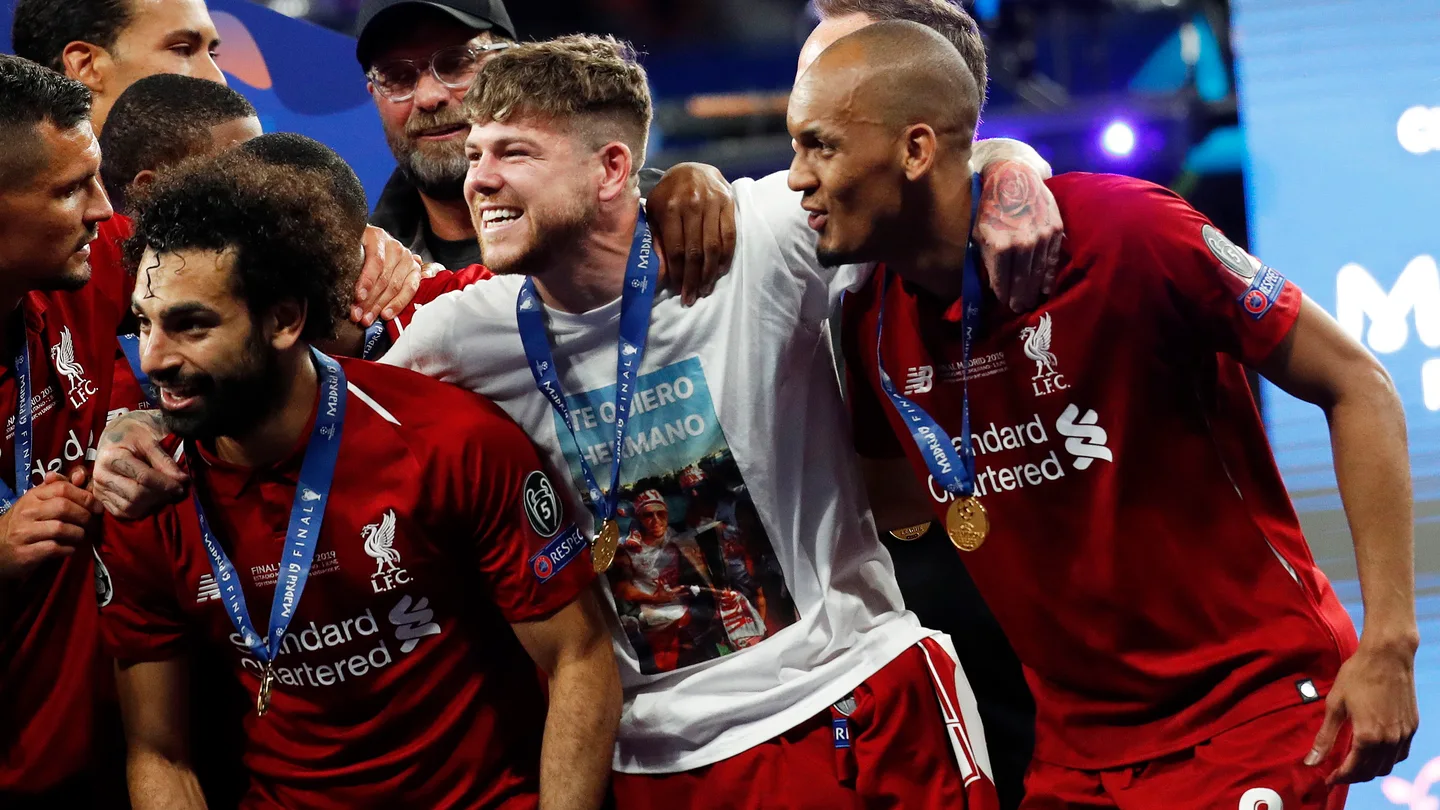 Alberto Moreno recuerda a Reyes con una camiseta tras ganar la Champions Alberto Moreno recuerda a Reyes con una camiseta tras ganar la Champions